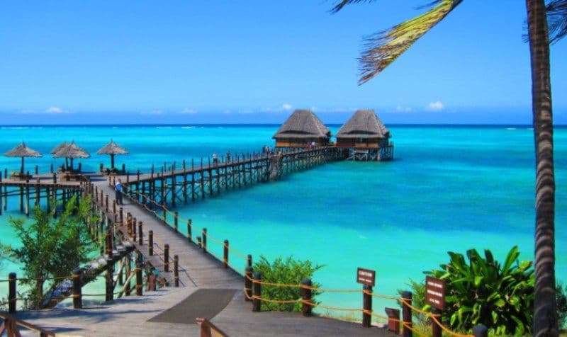 Mai mulți români care așteptau să plece de Revelion în Zanzibar au aflat că au dat mii de euro pe vacanțe care nu există