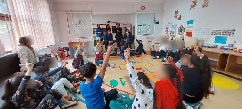 Întâlnire a jandarmilor cu tinerii de la Centrul social de zi pentru copii aflați în situație de risc social Botoșani