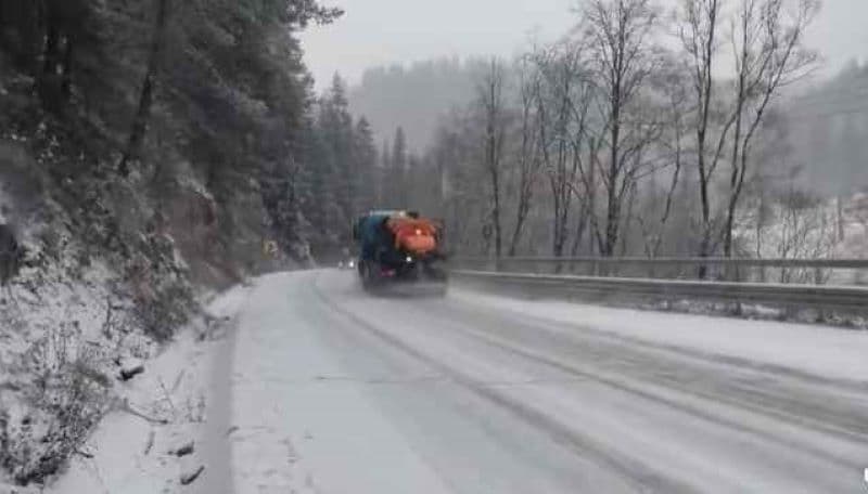 Se circulă în condiții de iarnă în zona montană a județului Suceava
