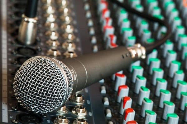 Teatrul Vasilache Botoșai organizează concurs pentru un post de maestru lumini sunet