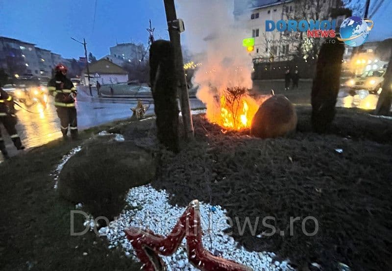 Un ornament stradal cu specific de iarnă a luat foc într-o intersecție din Dorohoi - FOTO