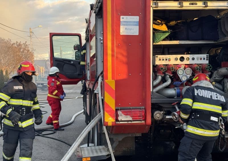 Femeie salvată de pompieri dintr-un apartament în care s-a produs un incendiu. Alte nouă persoane au fost evacuate