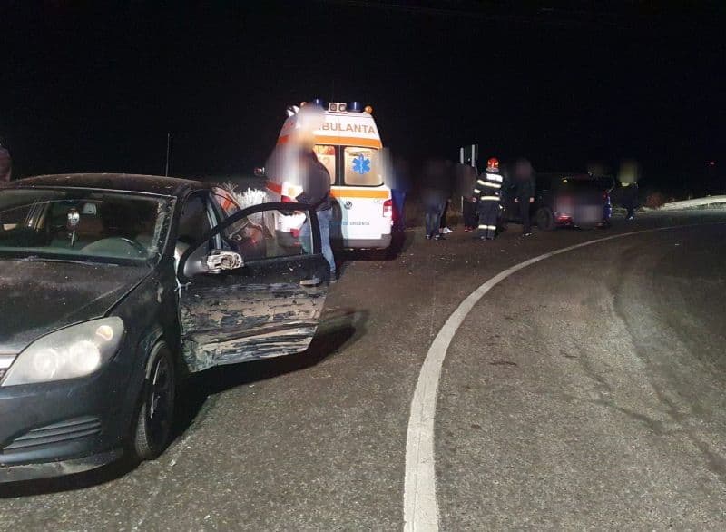 Accident! Doi tineri au ajuns la spital după impactul dintre două mașini - FOTO