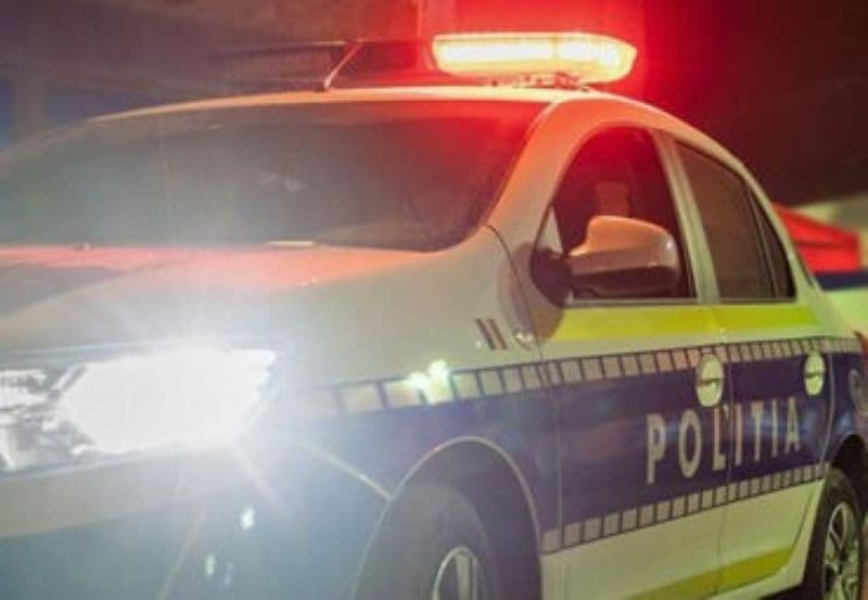 Nouă mașini avariate de un tânăr care s-a urcat la volan beat și fără permis. Polițiștii l-au reținut