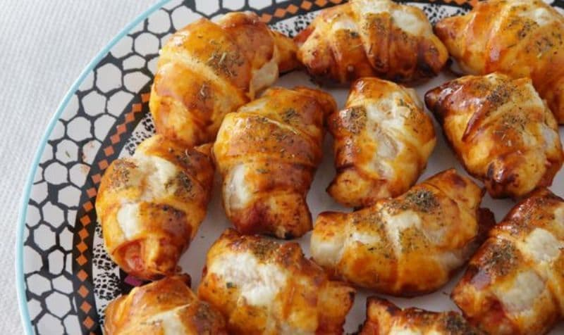 Mini croissante pizza cu șuncă și cașcaval