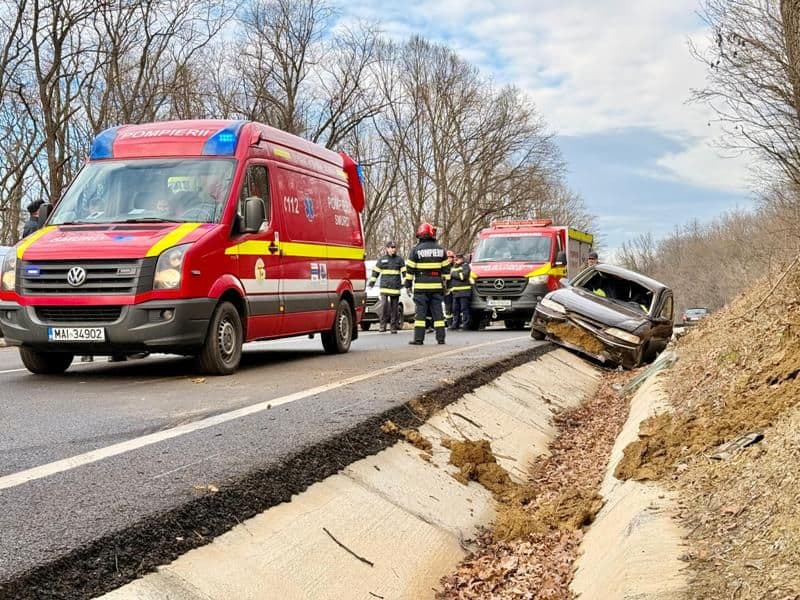 Două persoane au ajuns la spital în urma unui accident rutier - FOTO