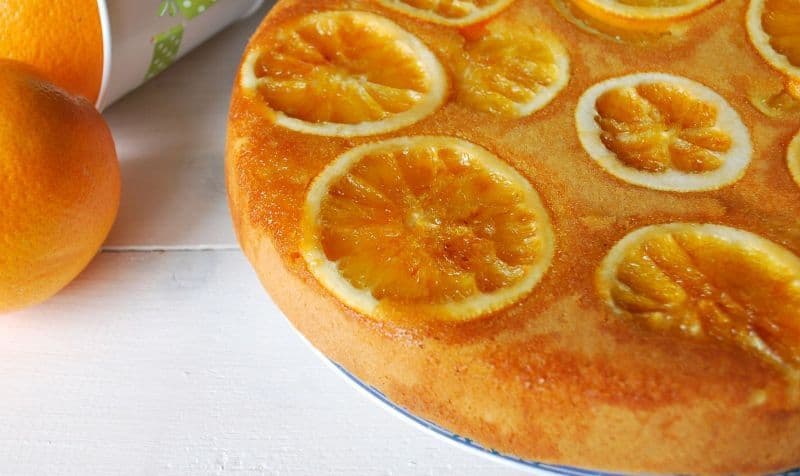 Prăjitură răsturnată cu portocale caramelizate