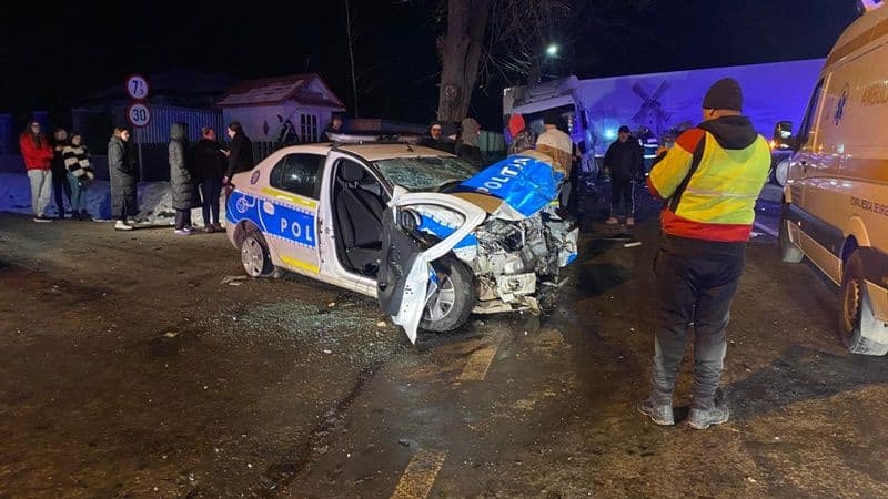 Accident cu trei victime după impactul dintre o autospecială de poliție și un tir