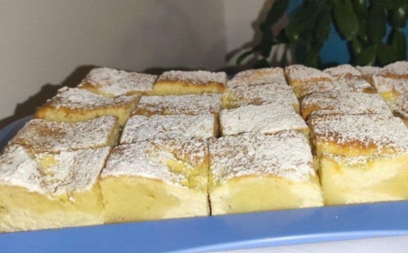 Prăjitură cu iaurt și brânză dulce