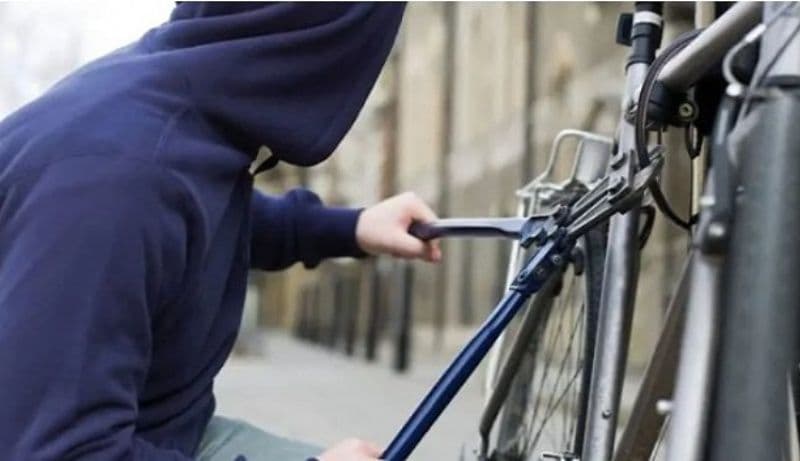 A furat o bicicletă și a ajuns în arestul poliției