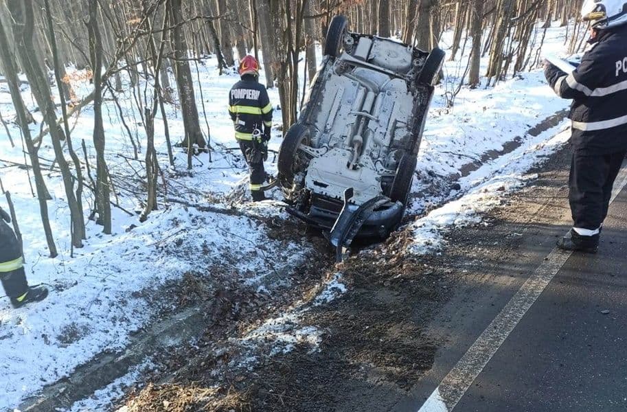 Accident la Vârfu Câmpului! O mașină s-a răsturnat după impactul cu o autoutilitară - FOTO