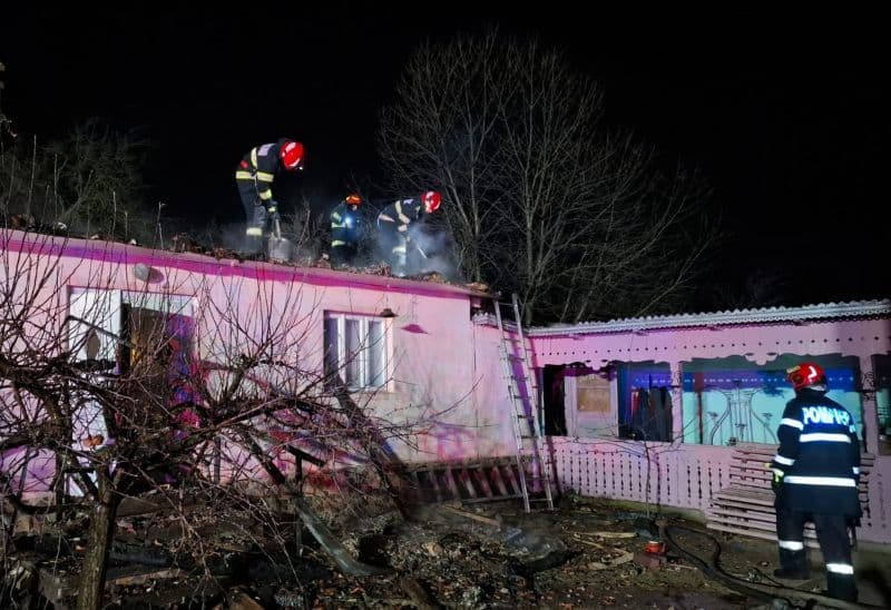 Pompierii solicitați să intervină pentru stingerea unui incendiu izbucnit la acoperișul unei case