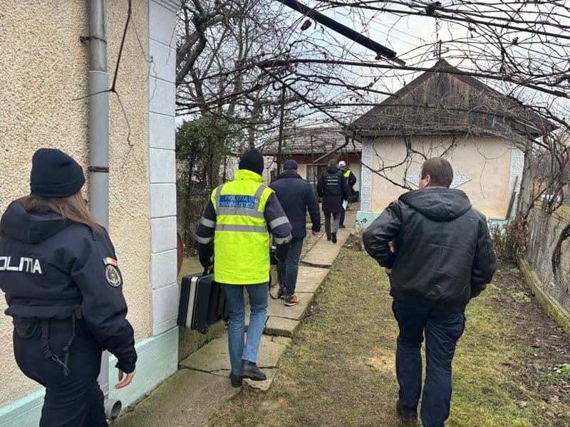 Perchezițe la domiciliul unui bărbat bănuit de violare de domiciliu, distrugere și lovire - FOTO