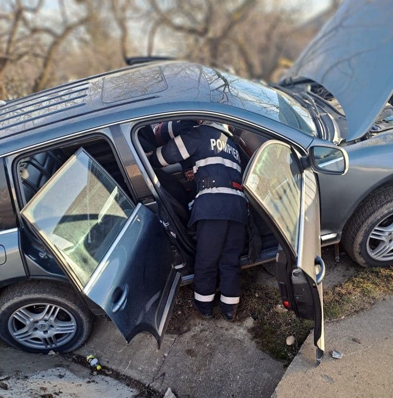 Cinci persoane implicate într-un accident rutier. O mașină a avariat o conductă de gaz - FOTO