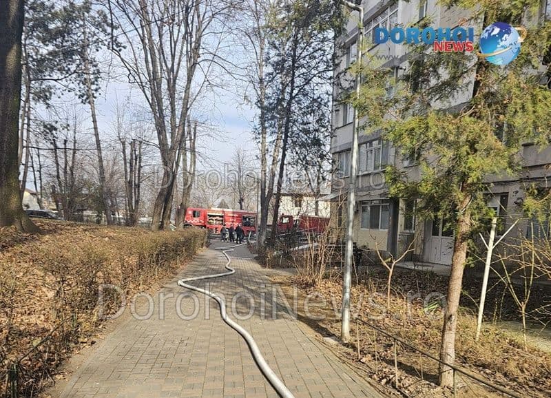 Un nou incendiu a cuprins clădirea dezafectată de pe Aleea Pinului din Dorohoi – FOTO