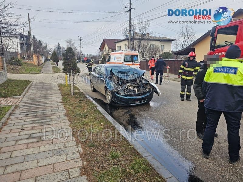 Accident la Dorohoi! Femeie rănită în urma impactului dintre o mașină și un microbuz de transport persoane - FOTO