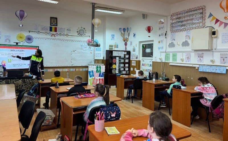 Poliţiştii botoşăneni alături de copii, în „Școala siguranţei Tedi”