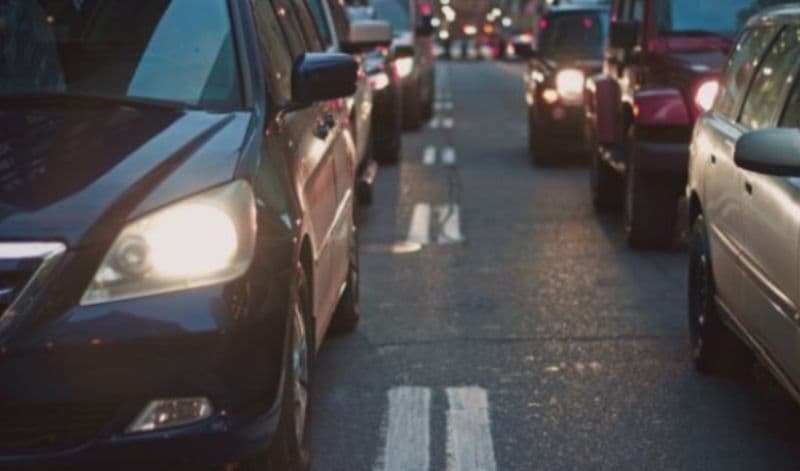 Conform noului Cod Rutier șoferii care nu circulă cu luminile de zi sau faza scurtă pornite riscă între 4 și 5 puncte de amendă