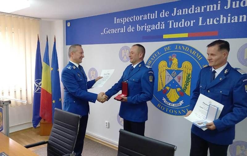 Doi subofițeri din cadrul IJJ Botoșani au fost decorați pentru conduită profesională exemplară