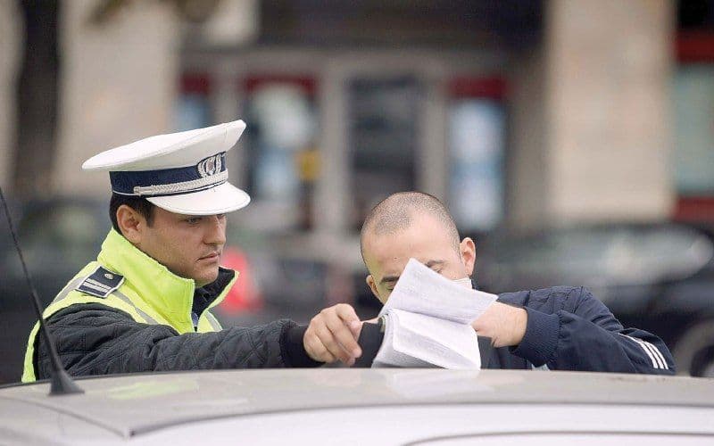 Oprit de polițiști, văzând că șoferul nu mai poate ține drumul drept