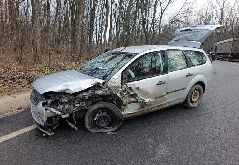 Accident la Flămânzi! Au fost implicate un autoturism și un camion, în care se aflau trei persoane