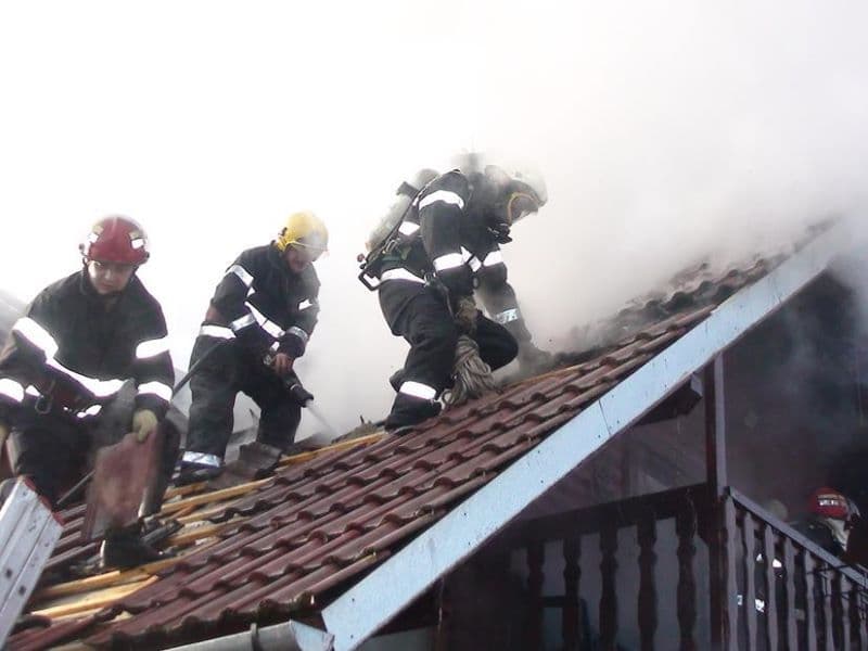 Casă din Concești în pericol din cauza unui incendiu izbucnit în jurul coșului de fum