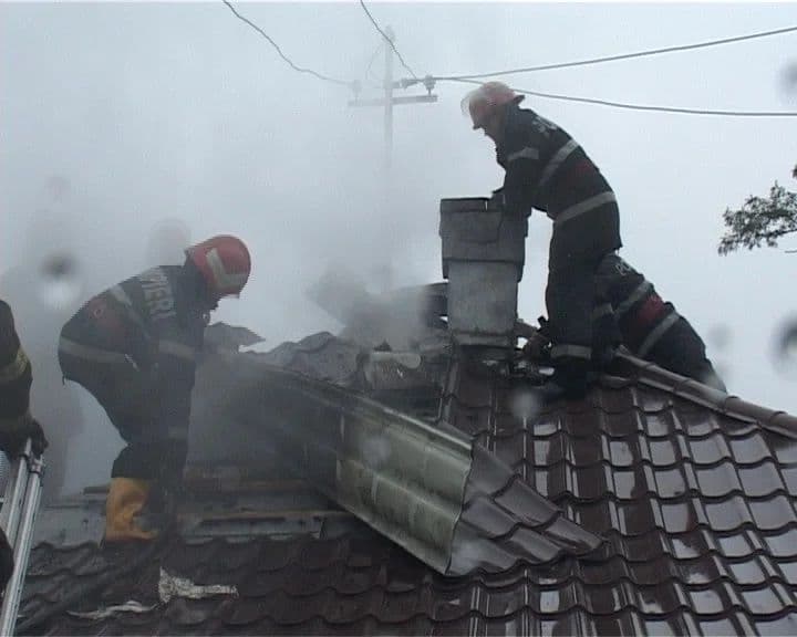 Coșul de fum, pericol de incendiu pentru o casă din Darabani