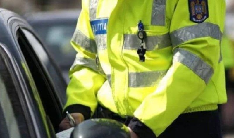 Peste 30 de permise de conducere și certificate de înmatriculare reținute de polițiști în weekendul care a trecut