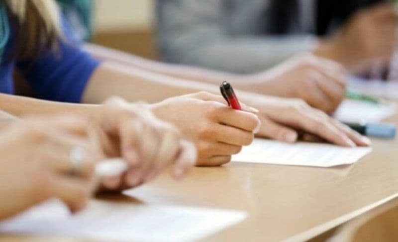 Absolvenții de facultate vor susține și examen scris, și lucrare de licență. Legea se aplică din 2025-2026