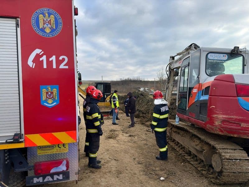 Bărbat prins sub un mal de pământ, salvat de pompierii botoșăneni