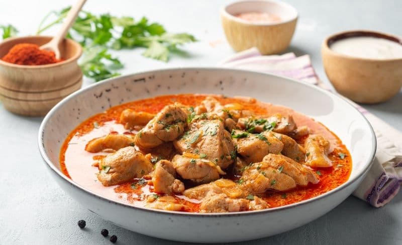 Piept de pui cu paprika și smântână