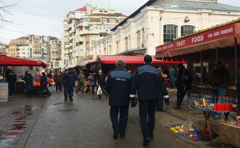 Razie a polițiștilor din Botoșani în Piața Centrală. Sancțiuni uriașe pentru comercializarea țigaretelor fără timbru de acciză