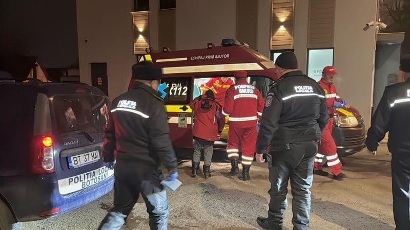 Oameni ai străzii din Dorohoi și Botoșani preluați de pompieri și transportați la adăpost - FOTO