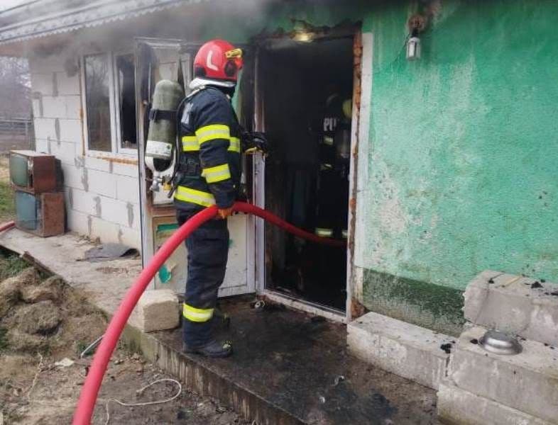 Bărbat găsit decedat în propria casă afectată de incendiu