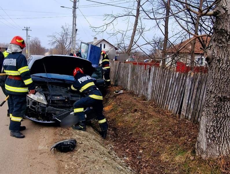 Bărbat rănit într-un accident rutier, la Dumbrăvița, după ce o mașină s-a răsturnat într-un șanț