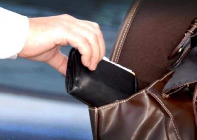 Reținut de polițiști pentru că a sustras un portofel