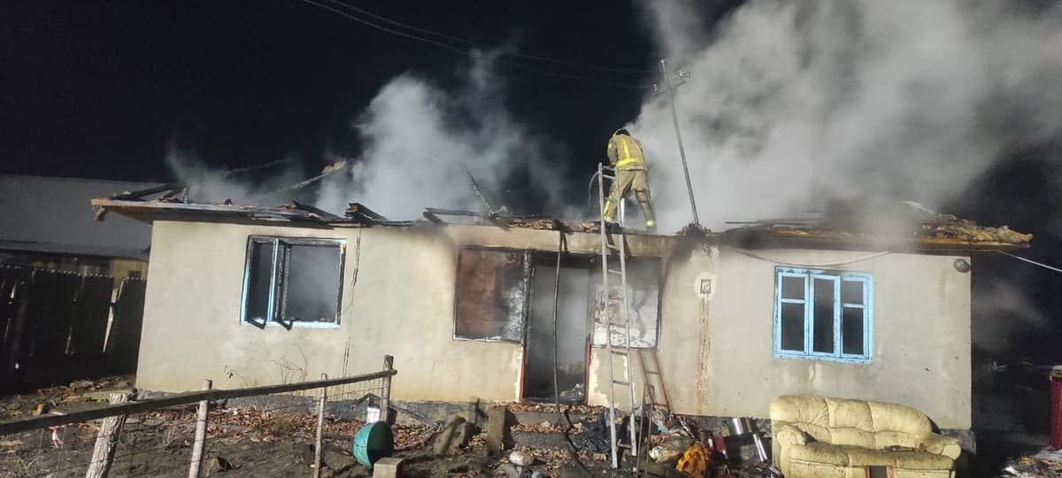 O familie din localitatea Cristești a rămas fără casă în urma unui incendiu