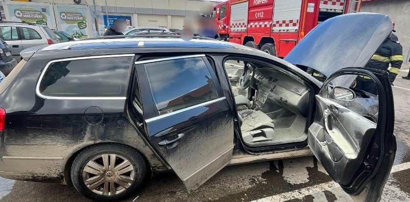 Un autoturism a luat foc în parcarea unui supermarket din Dorohoi