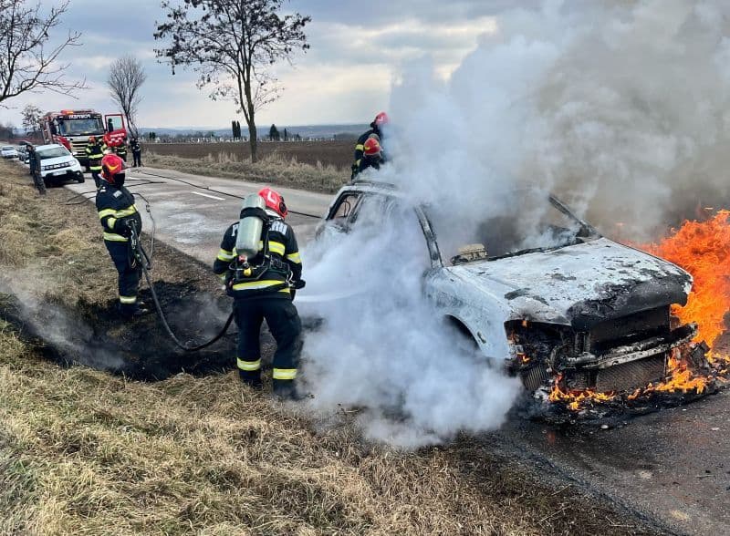 Mașină distrusă de flăcări pe un drum din localitatea Dragalina - FOTO