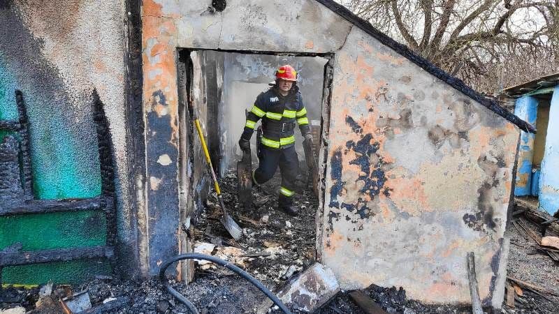 Casă aprinsă de jarul căzut din sobă pe materiale combustibile. Un bătrân a avut nevoie de îngrijiri medicale