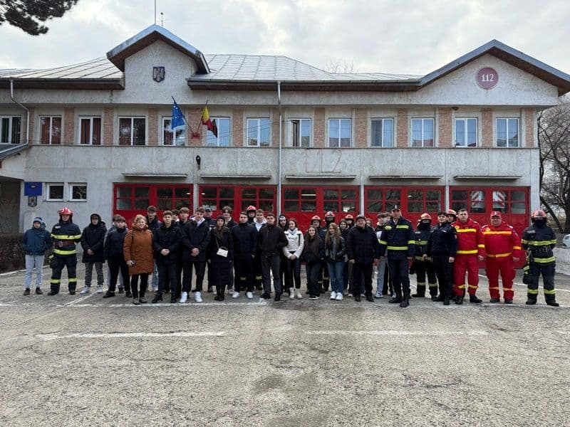 Școala Altfel: elevi și profesori de la Liceul „Regina Maria” Dorohoi în vizită la pompieri - FOTO