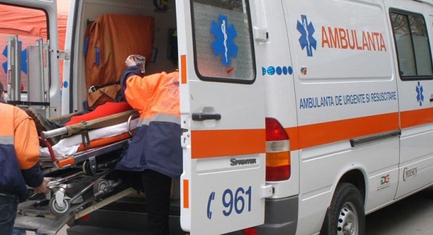 Accident la Dragalina! O tânără a ajuns la spital după ce s-a izbit cu mașina într-un copac