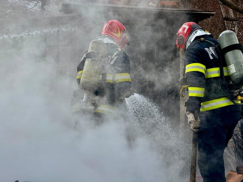 Incendiu la Ipotești! O rulotă parcată în curtea unei gospodării a ars în totalitate