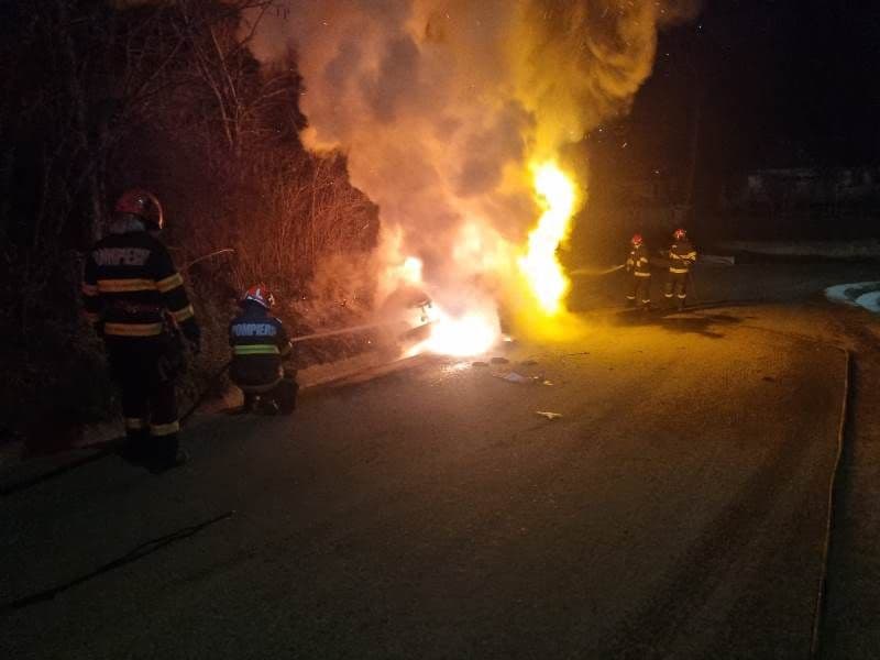 Un autoturism a luat foc pe un drum din localitatea Mitoc