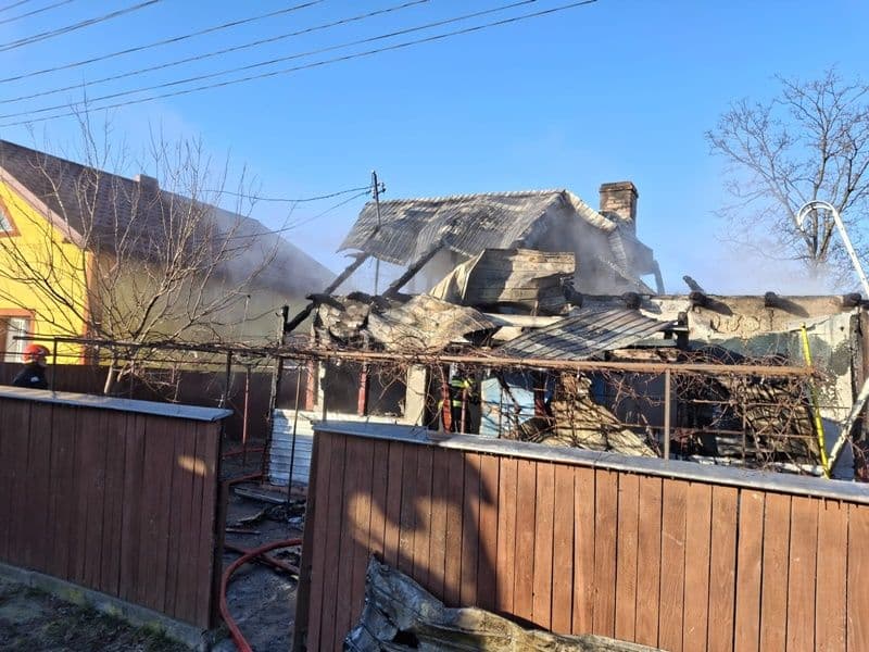 Tragedie! O femeie a rămas fără casă în urma unui incendiu