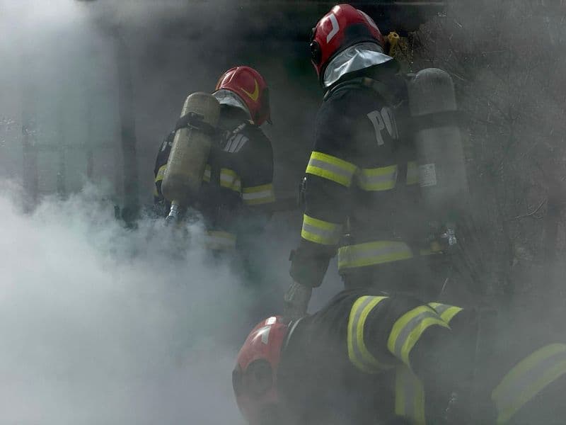 Garaj din Brăești cuprins de flăcări. Au ars o mașină și un scuter