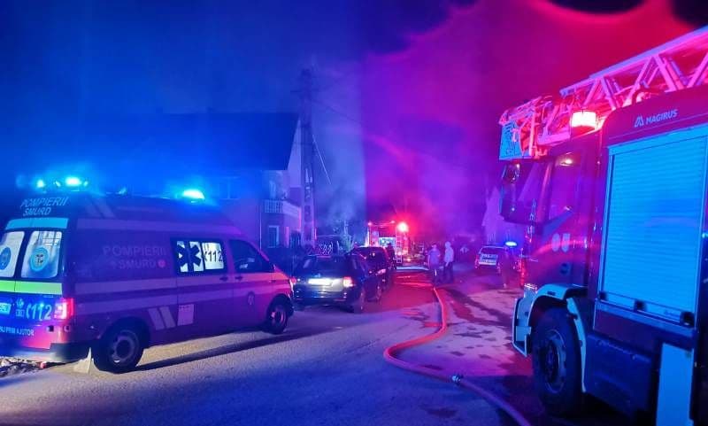 Trei frați au incendiat mansarda casei în care locuiau. Mama i-a salvat și a făcut apoi atac de panică