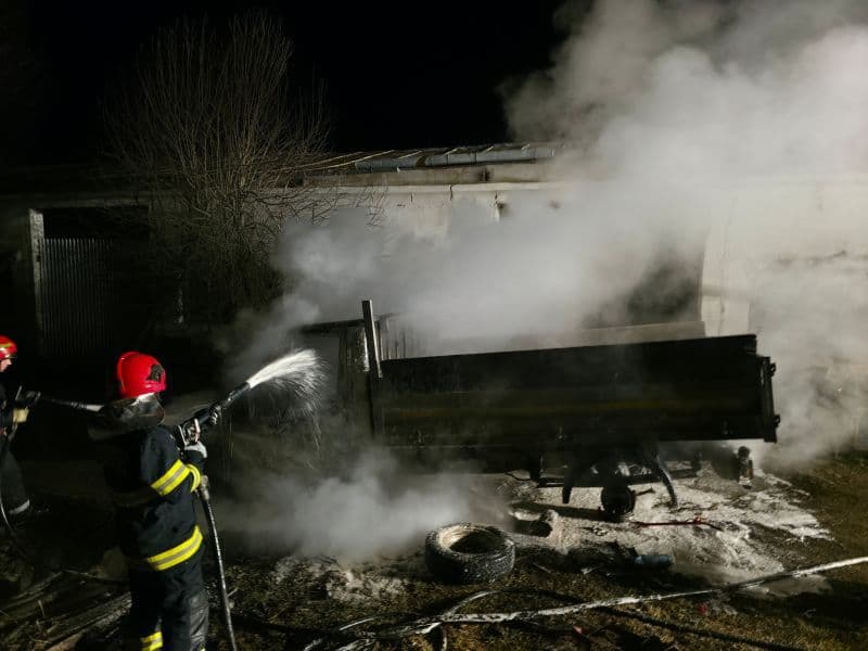 Autoutilitară cuprinsă de flăcări într-o gospodărie din Frumușica