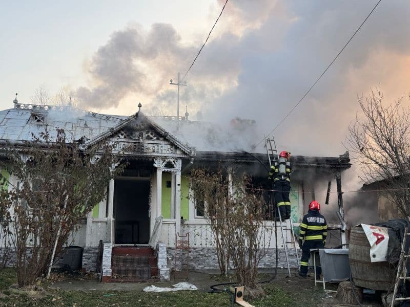Casă și anexă cuprinse de un incendiu violent