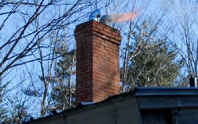Casele a două familii în pericol în urma unor incendii la coșurile de fum